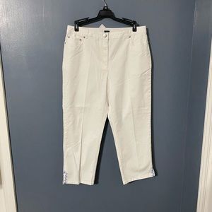 ❤️NWT White Denim Capris